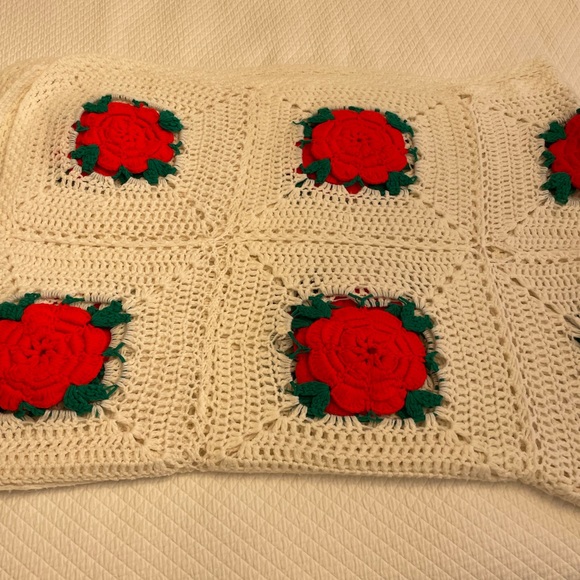 Vintage crocheted Afghan with 3d roses 73 1/2” by 53 1/2” handmade blanket - Picture 2 of 9